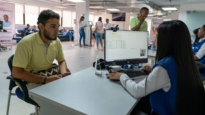 Un estudiante acude a una jornada del Instituto colombiano de Crédito Educativo y Estudios Técnicos en el Exterior