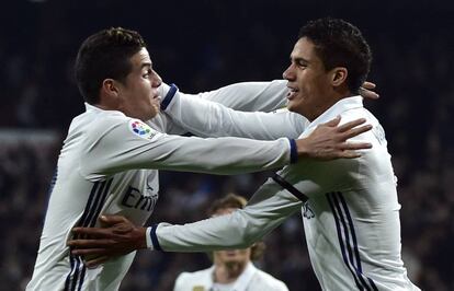 James y Varane se abrazan.