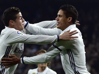 James y Varane se abrazan.