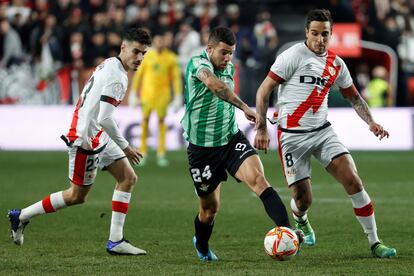 Aitor Ruibal controla el balón ante Óscar Trejo y Óscar Valentín durante el partido del Rayo Vallecano contra el Betis.