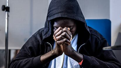 Un inmigrante proveniente de África Subsahariana, en el Hospital Insular Nuestra Señora de los Reyes de El Hierro (Islas Canarias), el pasado marzo.