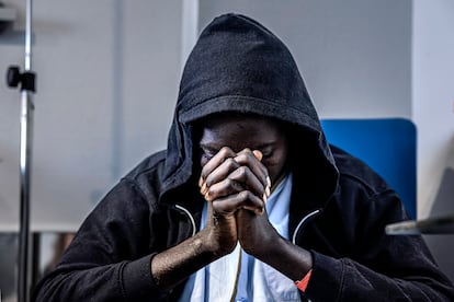 Un inmigrante proveniente de África Subsahariana, en el Hospital Insular Nuestra Señora de los Reyes de El Hierro (Islas Canarias), el pasado marzo.