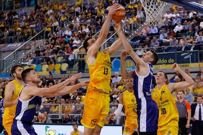Pierre Pelos y Xabi López-Aróstegui durante el segundo partido de la eliminatoria de cuartos entre Gran Canaria y Valencia.