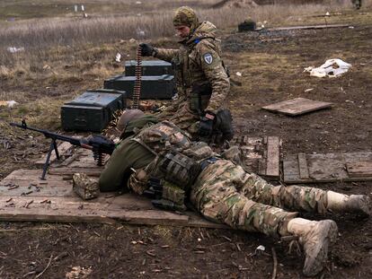 Militares ucranios entrenan cerca de la linea del frente, en la región de Donetsk en marzo.