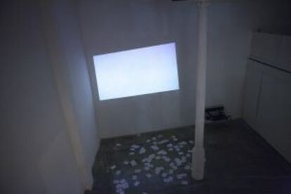 La sala de la galeria L&B amb la pantalla en blanc pel vídeo retirat.