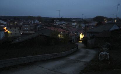 San Juan del Rebollar es un pueblo de la comarca de Aliste (Zamora), que limita con Portugal. La frontera entre ambos países se conoce como La Raya. Ha perdido población en los últimos años hasta los 160 habitantes que tiene actualmente. Ya no hay tienda. La mayor parte de municipios tienen más ancianos que menores de 15 años. En siete de cada diez hay más hombres que mujeres.