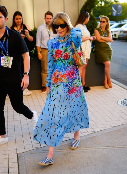 Anna Wintour. Uno ya lo ha visto todo cuando observa a Anna Wintour, la poderosa directora de Vogue USA y una de las personas más influyentes del mundo en la industria de la moda, combinar su vestido de referencia (largo y con estampado de flores) con unas sencillas alpargatas planas de rayas.
