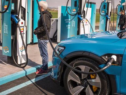 Un punto de recarga eléctrica ultrarrápida a las afueras de Vitoria (Álava). 