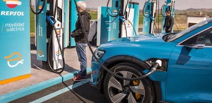 Un punto de recarga eléctrica ultrarrápida a las afueras de Vitoria (Álava).