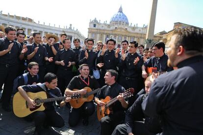 Un grupo de j&oacute;venes religiosos, en la plaza de San Pedro de Roma.