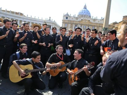 Un grupo de j&oacute;venes religiosos, en la plaza de San Pedro de Roma.