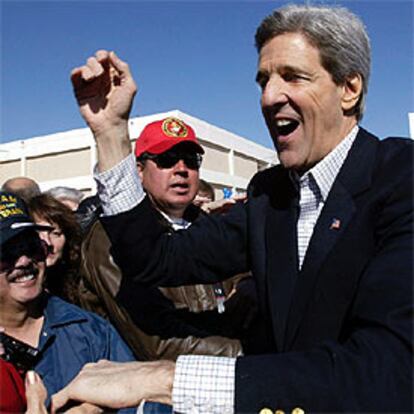 John Kerry saluda a un grupo de simpatizantes en Las Vegas, Nevada.
