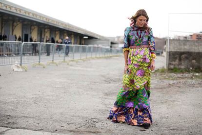 Anna dello Russo luciendo vestidazo de Gucci antes del show.