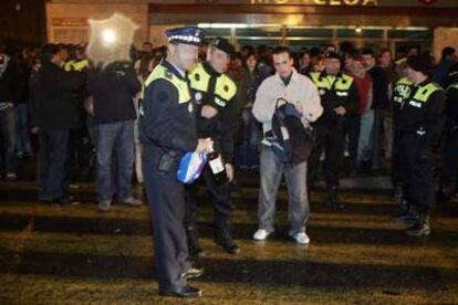 La policía registra a jóvenes en la salida del metro junto a Moncloa, en Madrid.