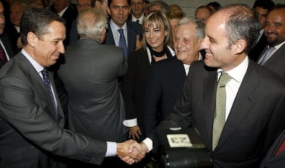 Eduardo Zaplana, a la izquierda, saluda a Francisco Camps en Alicante en el año 2009.