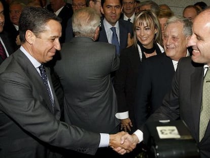 Eduardo Zaplana, a la izquierda, saluda a Francisco Camps en Alicante en el a&ntilde;o 2009.