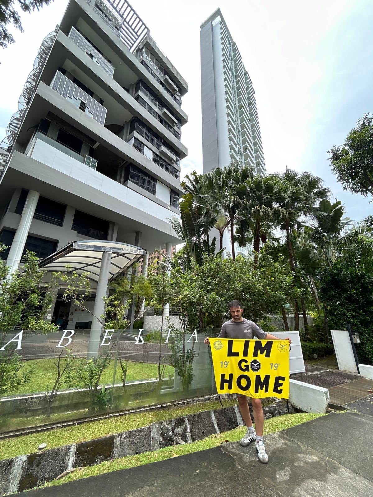 Retenida una pareja de valencianistas en Singapur tras mostrar una pancarta y una pegatina contra Peter Lim, dueño del club