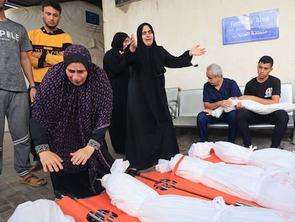 Mujeres palestinas lloraban por las víctimas de una misma familia muerta durante un bombardeo israelí, en el hospital de Al Najar, antes de su funeral en Rafah.