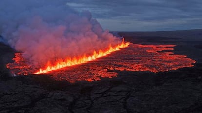 Vista del volcán en erupción, este miércoles en Islandia.