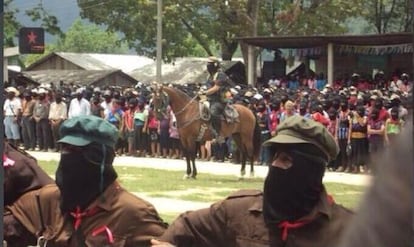 Marcos monta cavalo em homenagem a Galeano.