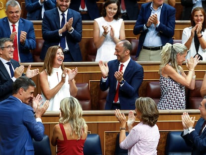 La diputada balear Francina Armengol muestra su agradecimiento tras ser elegida presidenta de la Cámara baja en la sesión constitutiva de las Cortes, este jueves en Madrid. Debajo, de espaldas, Pedro Sánchez y Yolanda Díaz, aplauden.