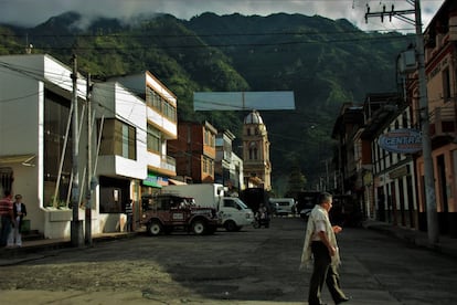 Cajamarca es un municipio del departamento del Tolima, enclavado en la cordillera central andina. Es conocido como ‘la despensa agrícola de Colombia’ por la gran producción agrícola y ganadera, que surte de alimentos a todo el país. En este pueblo andino, un pequeño grupo de activistas ecologistas locales lograron que sus argumentos prevalecieran sobre los del Gobierno y la multinacional AngloGold Ashanti.