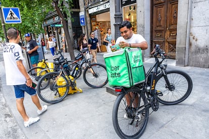 Un repartidor de Uber Eats trabaja en el centro de Madrid, el pasado viernes.
