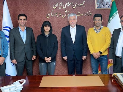La escaladora Elnaz Rekabi y el ministro de Deportes y Juventud de Irán, Hamid Sajjadi (en el centro), en Teherán, este miércoles.