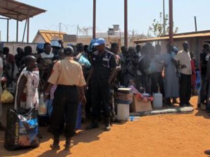 Un grupo de ciudadanos de Juba pide refugio en el complejo de la misión de la ONU en la capital de Sudán del Sur.