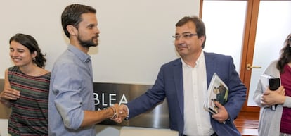 El secretario general de Podemos en Extremadura, &Aacute;lvaro Ja&eacute;n, y el secretario general del PSOE Extremadura, Guillermo Fern&aacute;ndez Vara.