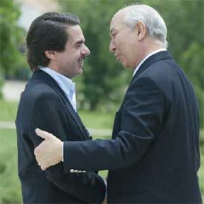 Aznar y Driss Jettu se saludan en la finca toledana de Los Quintos de Mora.