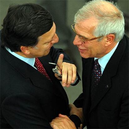 Durão Barroso (izquierda) y Josep Borrell, ayer en el Parlamento Europeo en Estrasburgo.