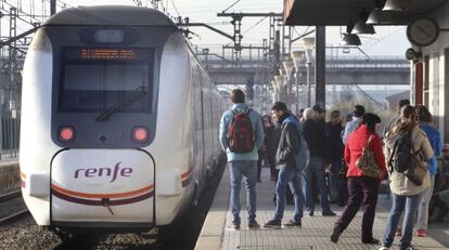 Pasajeros esperando en los andenes de Rodalies