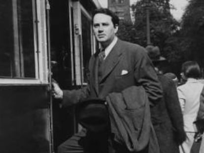 El escritor estadounidense Thomas Wolfe se sube a un tranvía en Berlín en 1935.  