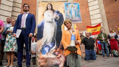 Un grupo de fans del torrezno, rezando el rosario en Ferraz.