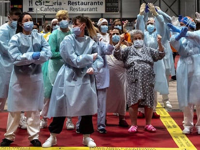 Personal médico y pacientes bailan este jueves como despedida en el último día del hospital temporal de Ifema