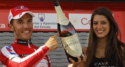 Purito, en el podio, con una botella de cava con su apodo.