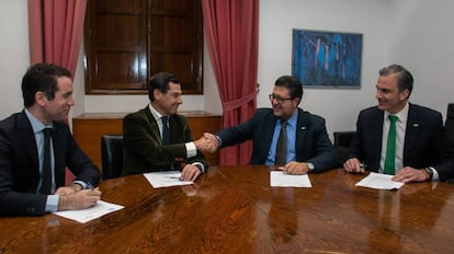 Juanma Moreno y Teodoro García Egea, Partido Popular, junto a Francisco Serrano y Javier Ortega Smith, Vox, durante la firma del acuerdo de cara a la investidura.