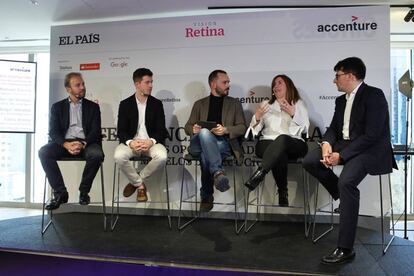 José Manuel García, director de clientes estratégicos de Google Cloud; Fabio Arena, director de marketing de producto de Huawei Consumo España; Ester de Nicolás, technical sales director for Intelligent Cloud Solutions, Microsoft Spain; Manuel González Pascual, editor adjunto de EL PAÍS RETINA; y Ángel Morales, Artificial Intelligence practice lead de Accenture Technology Iberia.