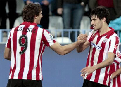 Llorente y Javi Martínez celebran el gol del Athletic ante el Málaga.