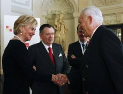 El ministro de Asuntos Exteriores, José Manuel García-Margallo (d) saluda a la presidenta de la Fundación Bertelsmann, Liz Mohn, en presencia del consejero delegado del Banco Santander, Alfredo Sáenz, durante su asistencia a la jornada de apertura del VII Edición del Foro Hispano Alemán, esta tarde en el Casino de Madrid.