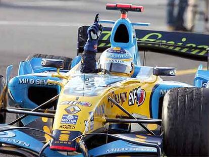 Alonso levanta el dedo en señal de triunfo tras cruzar la meta.