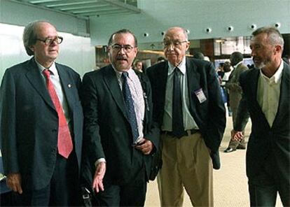 Pere Gimferrer, Sealtiel Alatriste, José Saramago y Arturo Pérez-Reverte (de izquierda a derecha), en el Fórum.