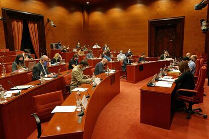 Comparecencia de Núria Llorach, Vicent Sanchis y Saül Gordillo en una comisión de control del Parlament.