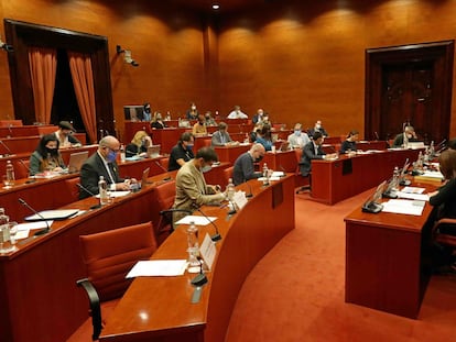 Comparecencia de Núria Llorach, Vicent Sanchis y Saül Gordillo en una comisión de control del Parlament.