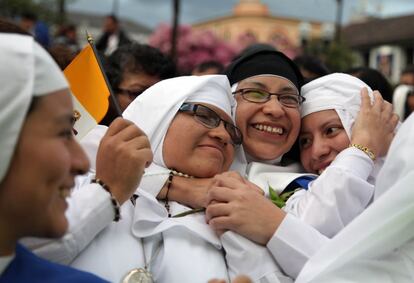 Varias monjas se abrazan en la plaza de la Independencia de Quito (Ecuador) mientras esperan la llegada del papa Francisco, durante la visita que el Pont&iacute;fice lleva a cabo estos d&iacute;as por varios pa&iacute;ses de Am&eacute;rica Latina. 