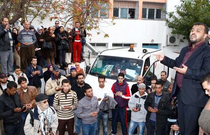Manifestantes rezan cerca de la ambulancia que traslada los restos de Abdeluahab Zidún.