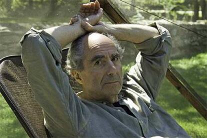 Philip Roth, en el jardín de su casa, en Warren en 2005.