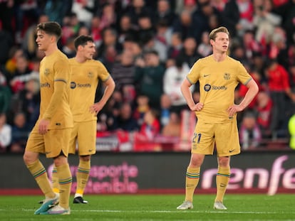 De Jong, Gavi y Christensen, tras el gol de El Bilal Touré en el partido entre el Barcelona y el Almería.