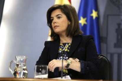 La vicepresidente Soraya Sáenz de Santamaría durante la rueda de prensa que ha ofrecido hoy tras presidir la reunión del Consejo de Ministros, ya que el jefe del Ejecutivo, Mariano Rajoy, donde ha participado en la cumbre europea.